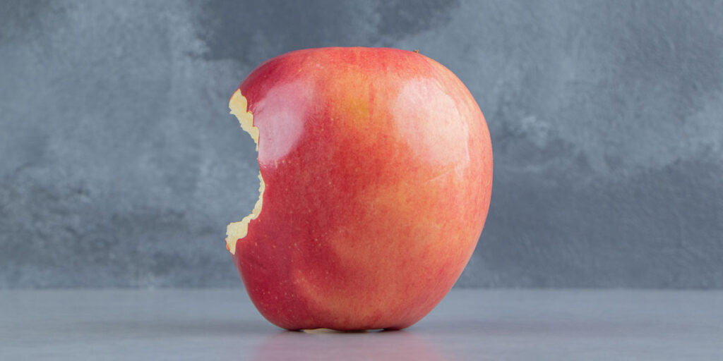 Los políticos creen que todos mordimos la manzana envenenada