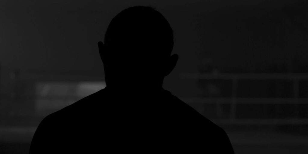 ¿Quién está detrás?